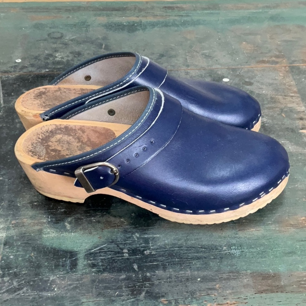 Hanna andersson blue clogs